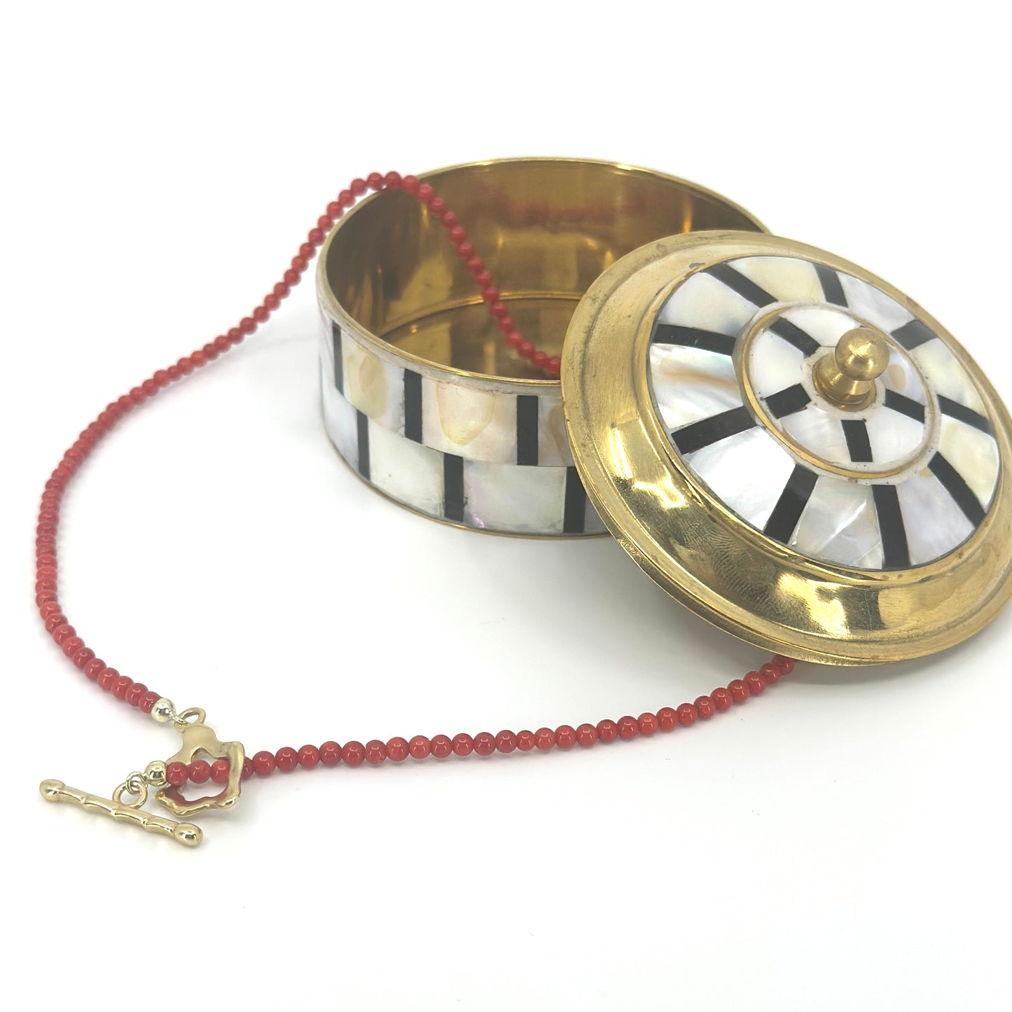 Korte koraal ketting met organische vorm vergulde sluiting