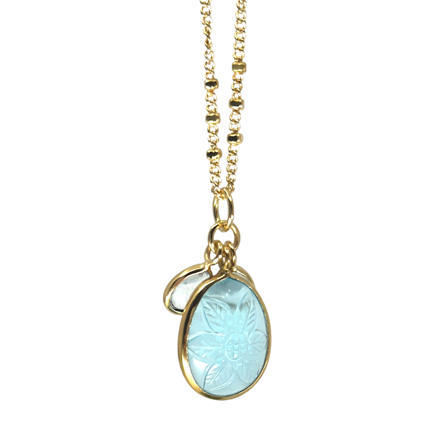 Vergulde ketting met hand bewerkte hanger.
