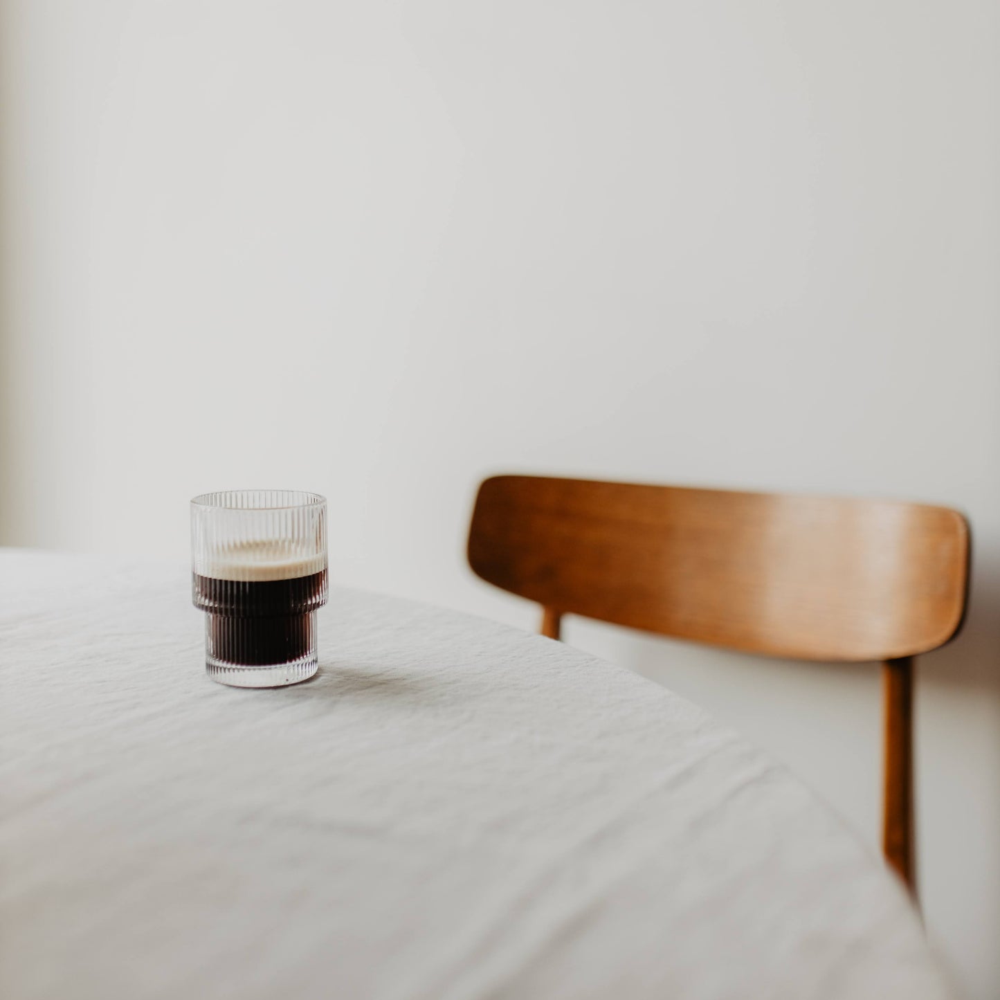 zilveren organische oorbellen met Labrodoriet druppel