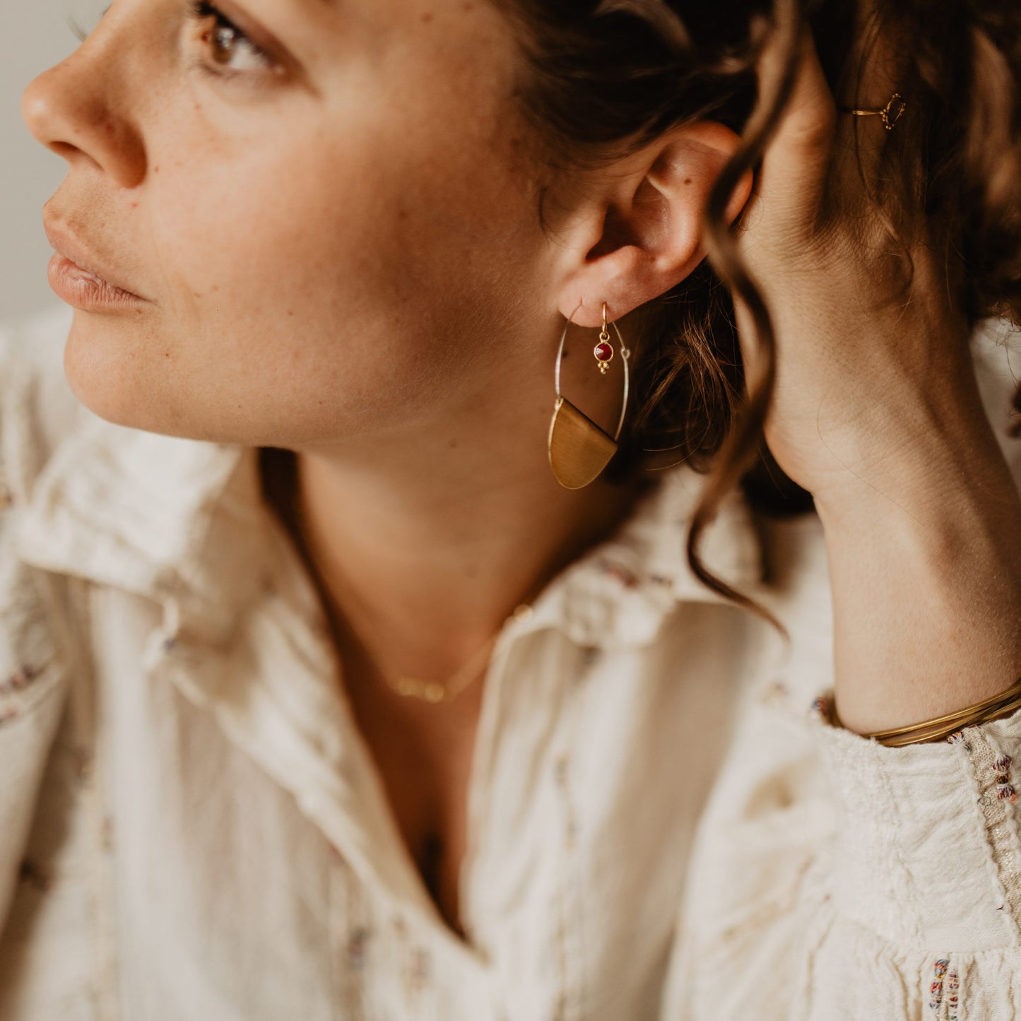 Brass 14k vergulde oorbellen met roze Chalcedoon steen