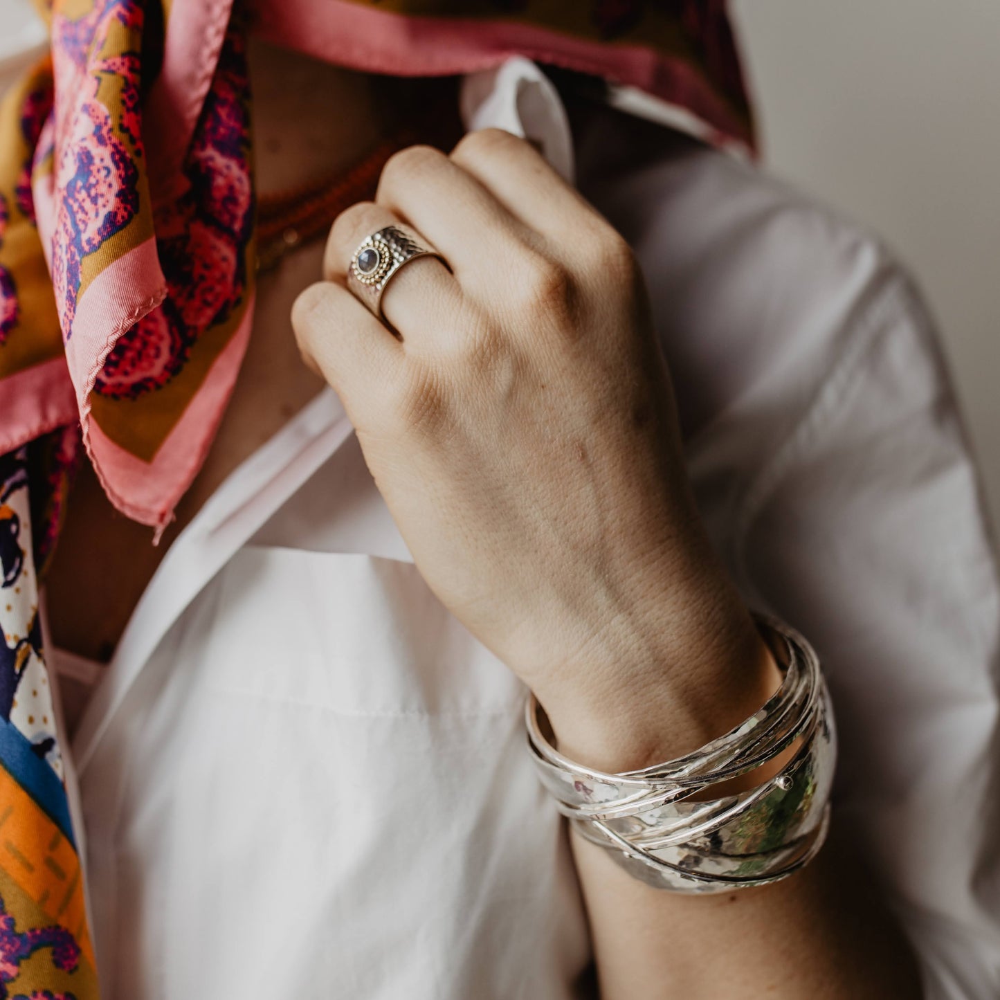Zilveren gehamerde armband met balletjes