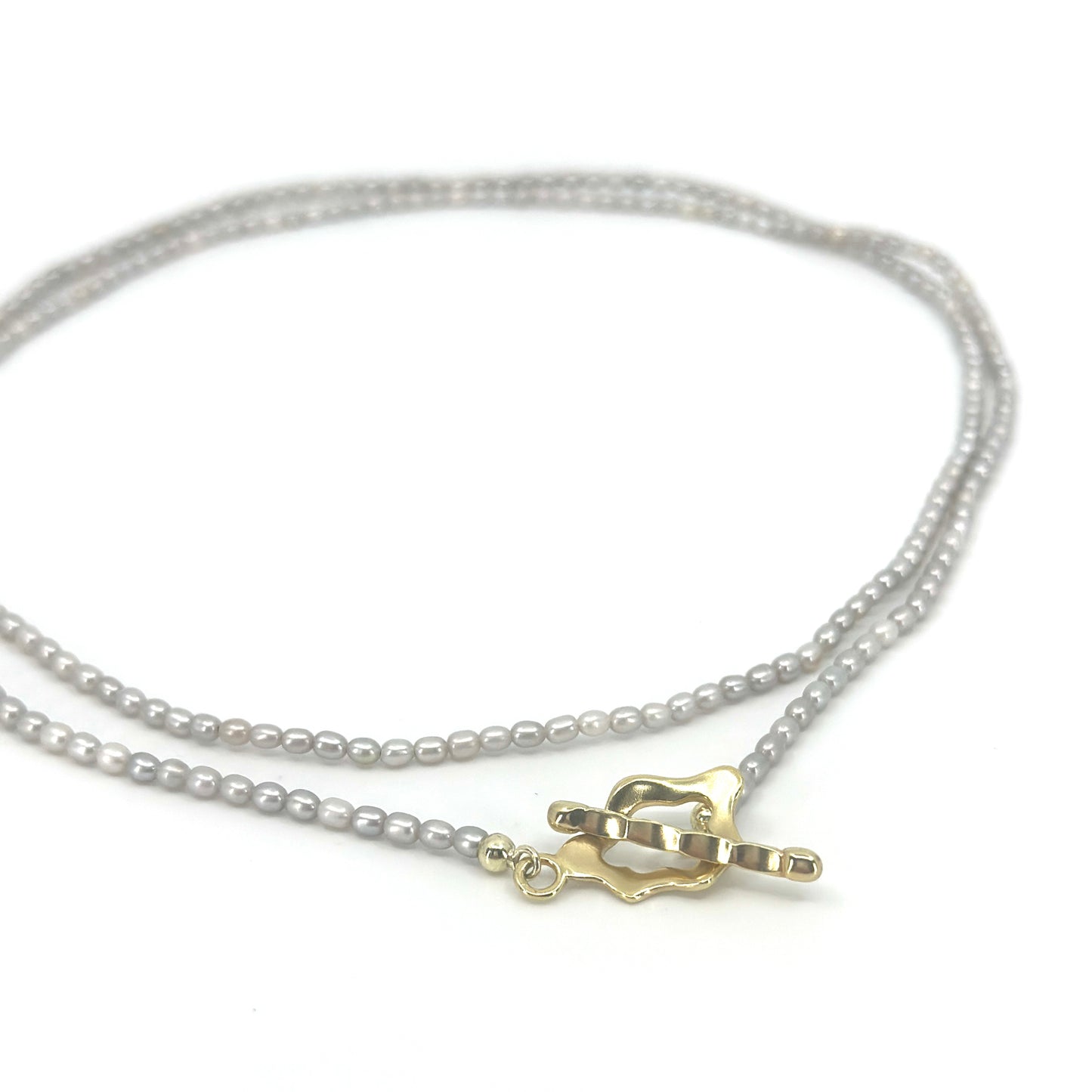 Zilver grijzen parel ketting met vergulde sluiting