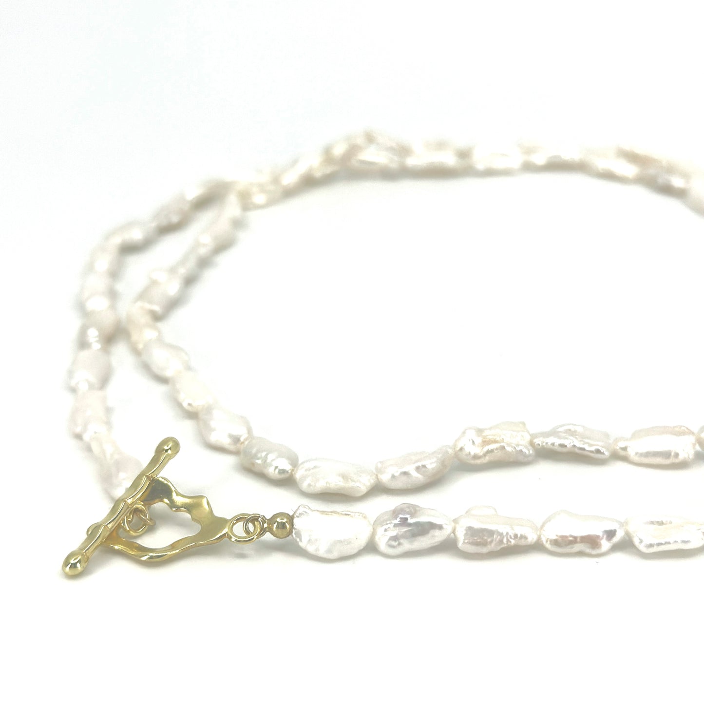 Lange ketting met vergulde sluiting en Biwa parels