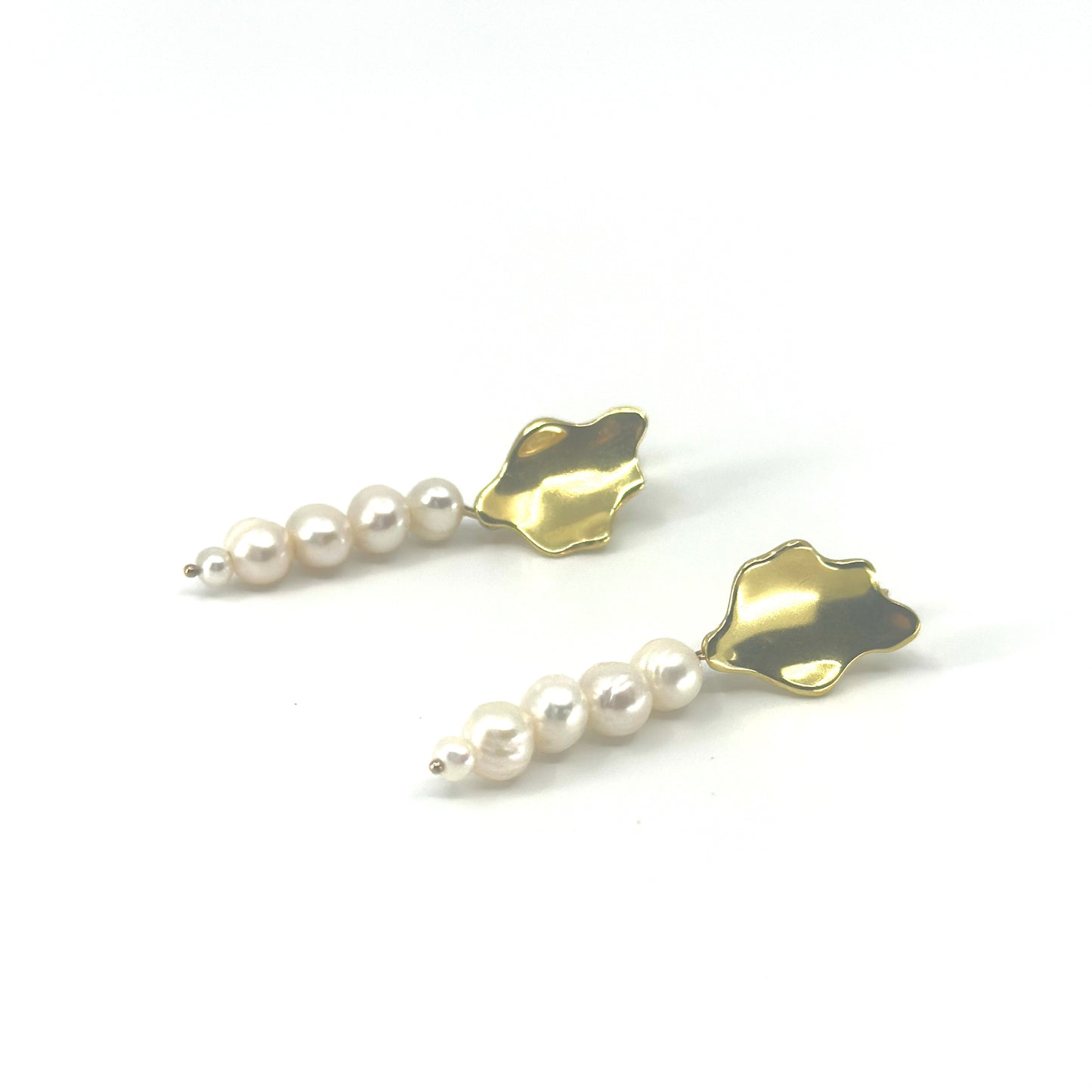 Oorbellen, Vergulde organische steker met parels