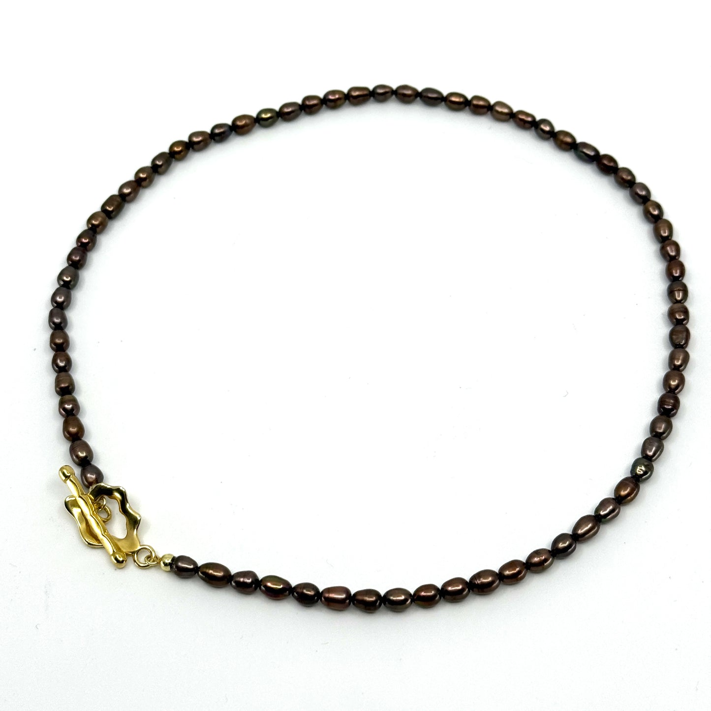 Ketting met bruine parel gecombineerd met vergulde sluiting