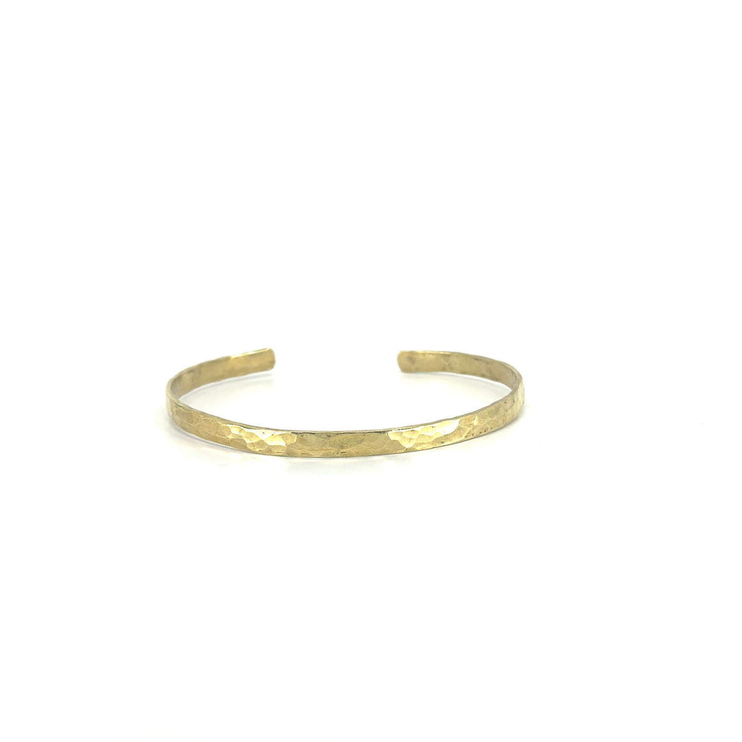 Messing half ronde armband met gehamerd patroon.