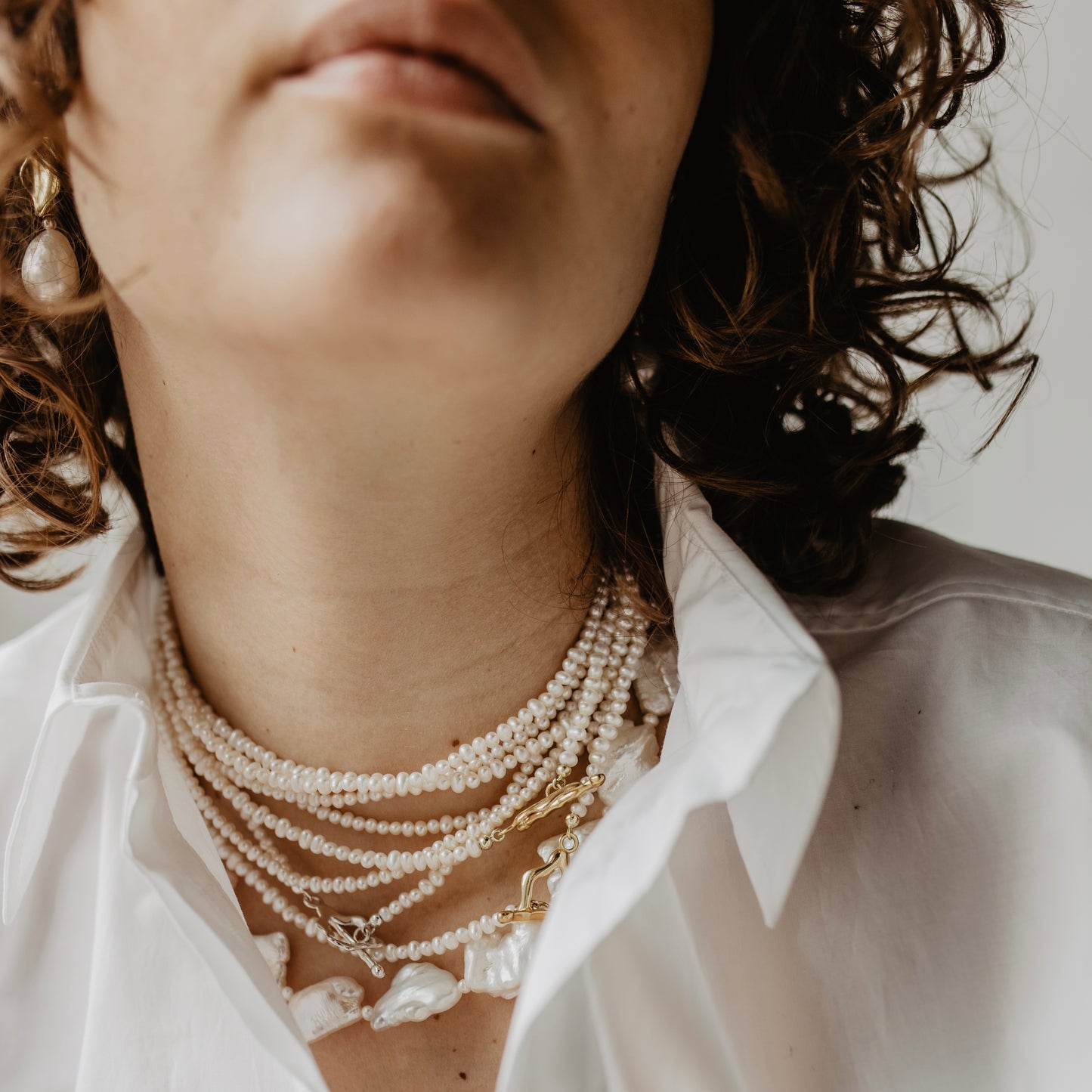 Lang parel ketting met vergulde organische vorm sluiting