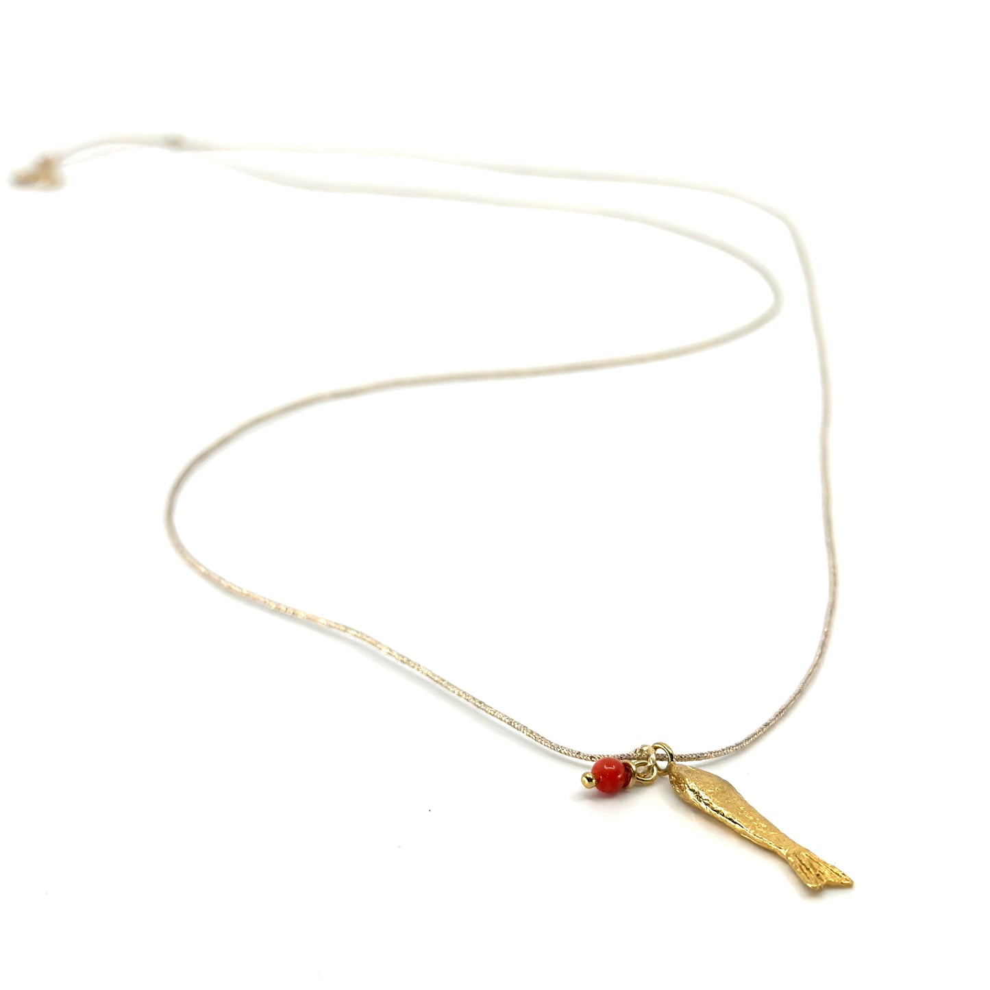 Ketting van luxe goudkleurig koord met een klein verguld sardientje en koraal
