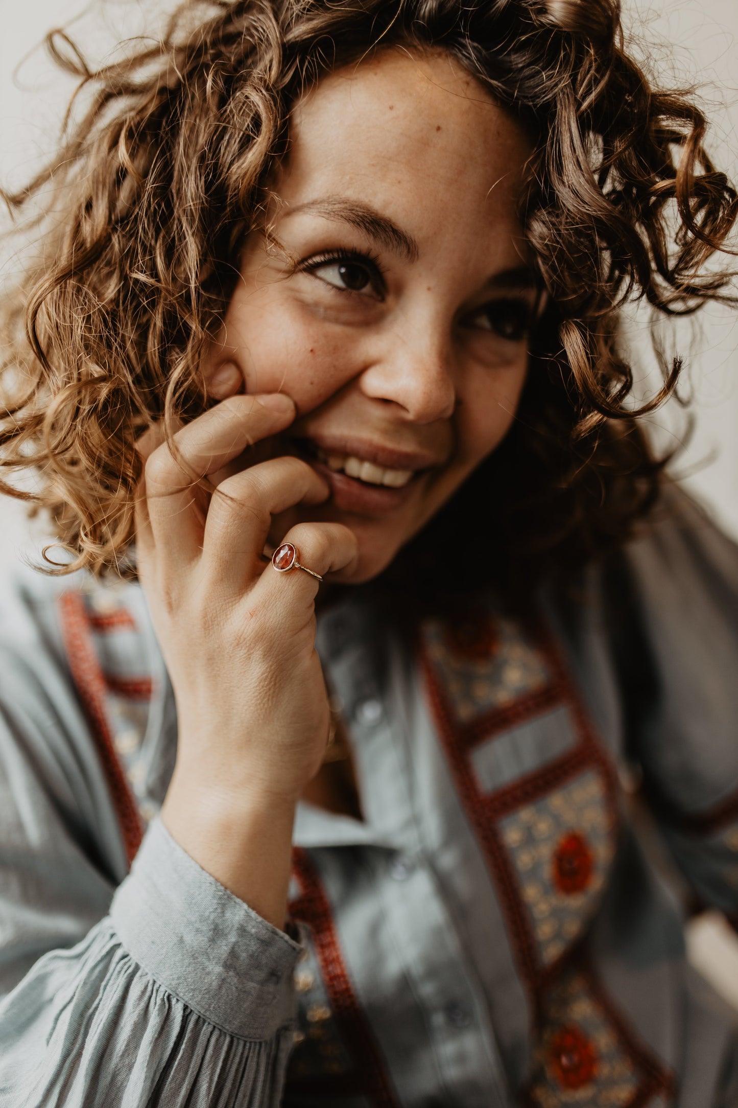 Dubbele Koraal ketting met 14k vergulde organische vorm sluiting