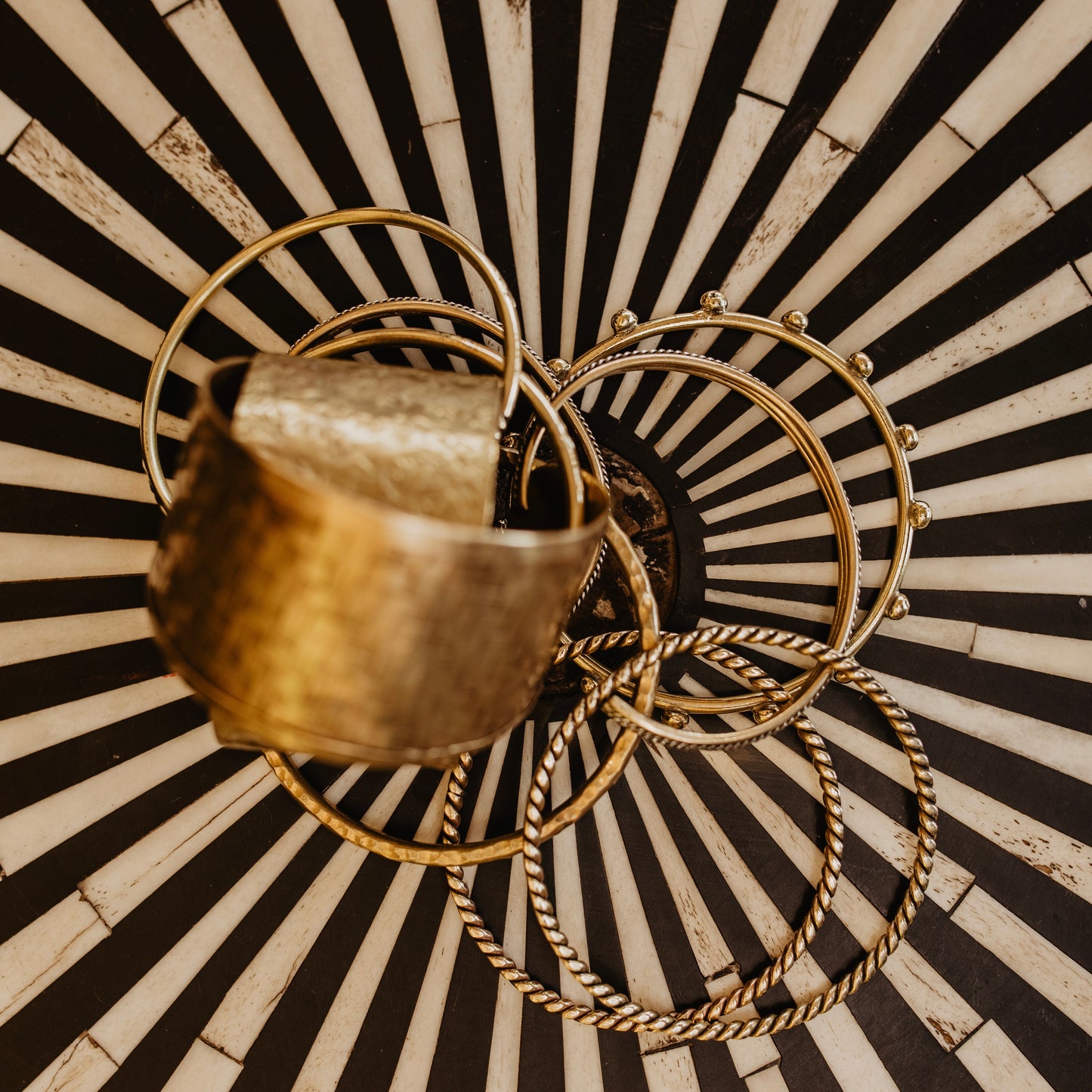 Messing half ronde armband met gehamerd patroon.