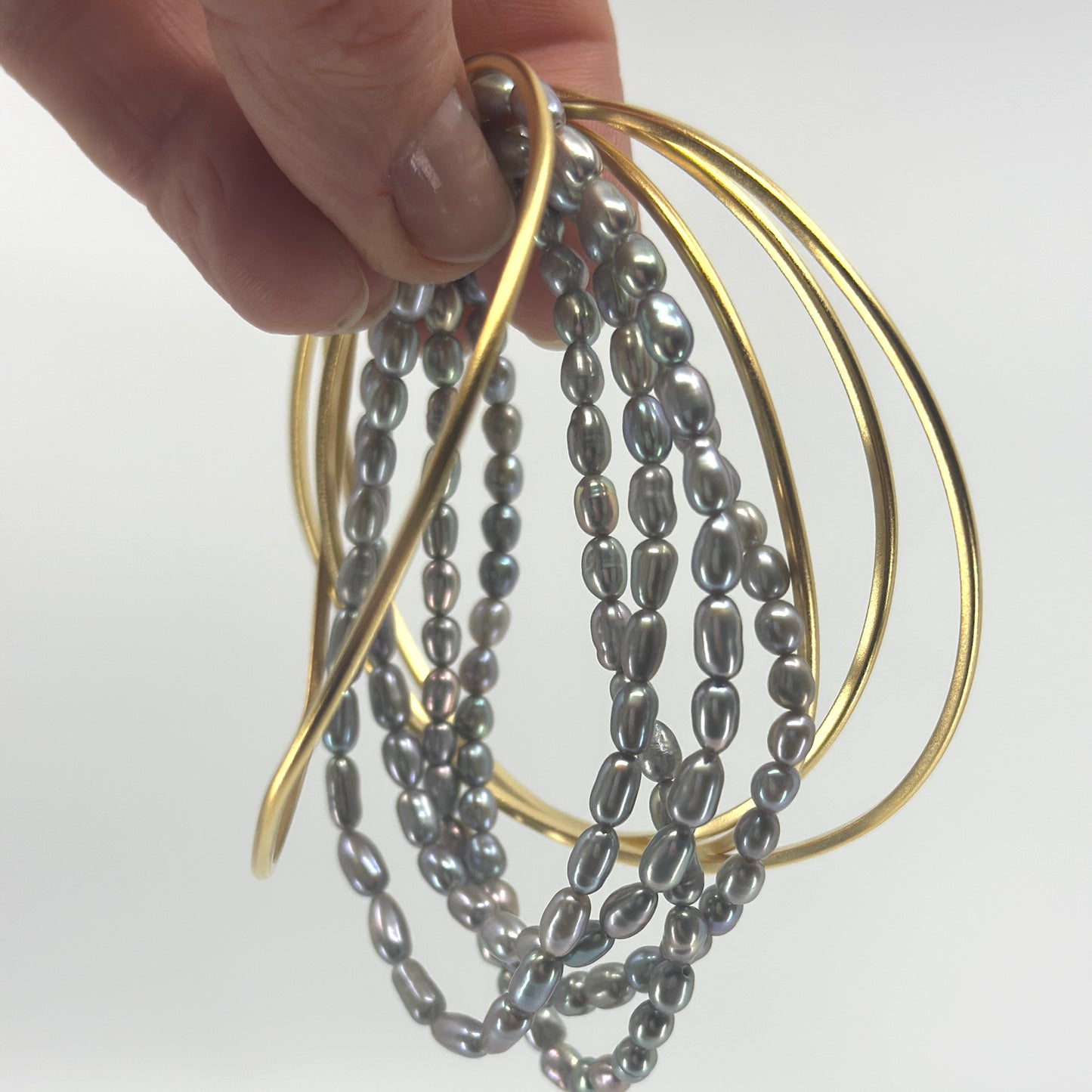 Zilvergrijzen parel armbandje.