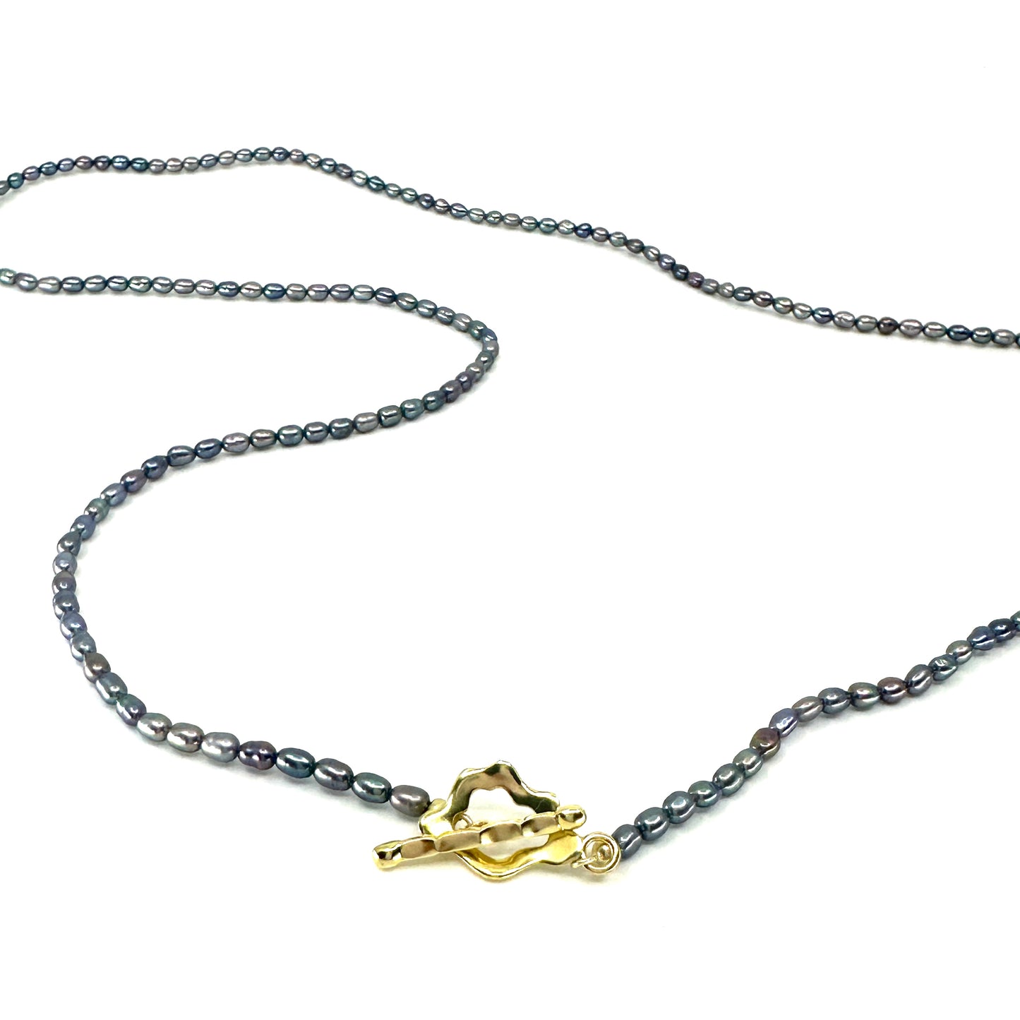 Ketting met zilver grijzen color parels met vergulde organische vorm sluiting