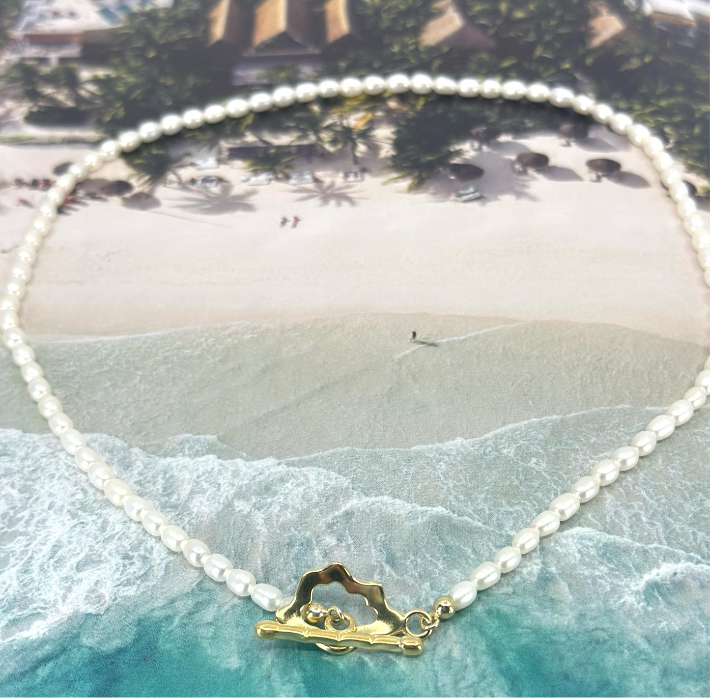 Witte korte parel ketting met vergulde organische vorm sluiting