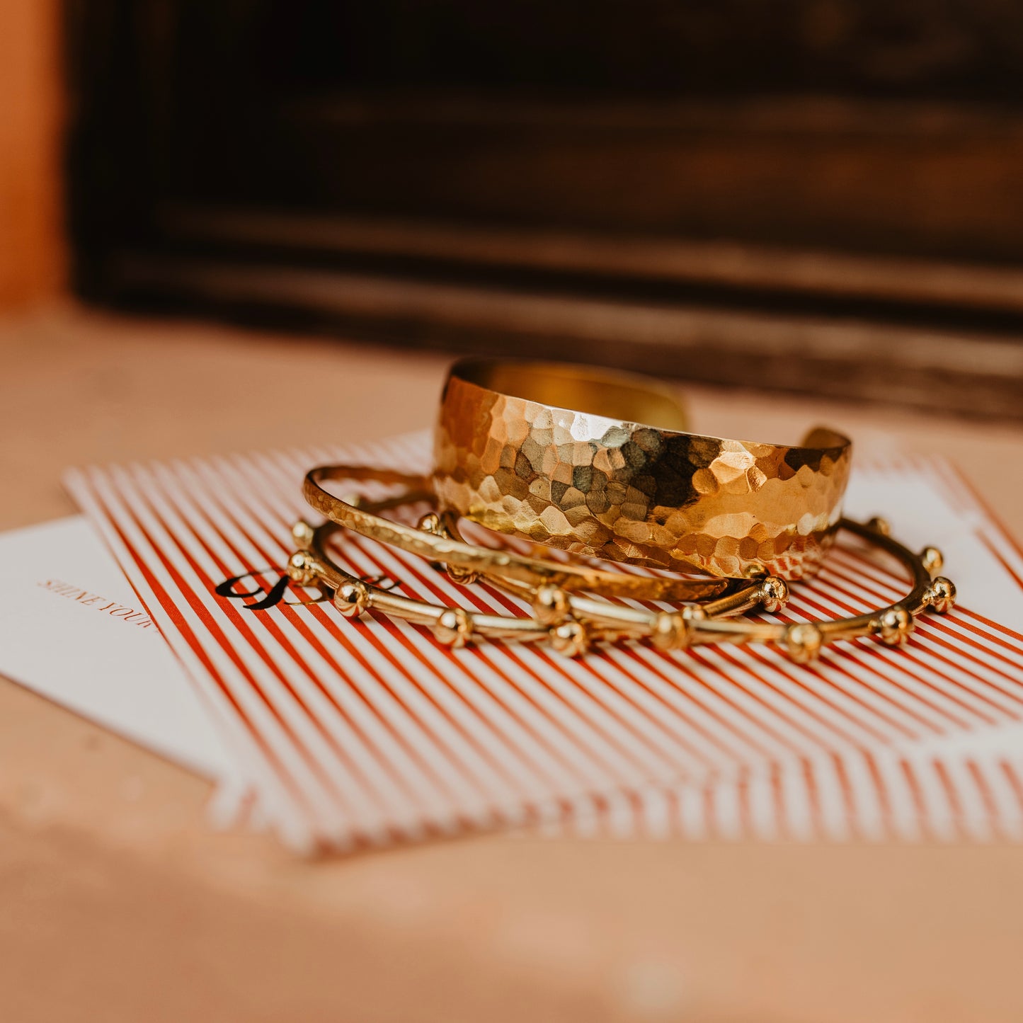 Half ronde messing armband met balletjes