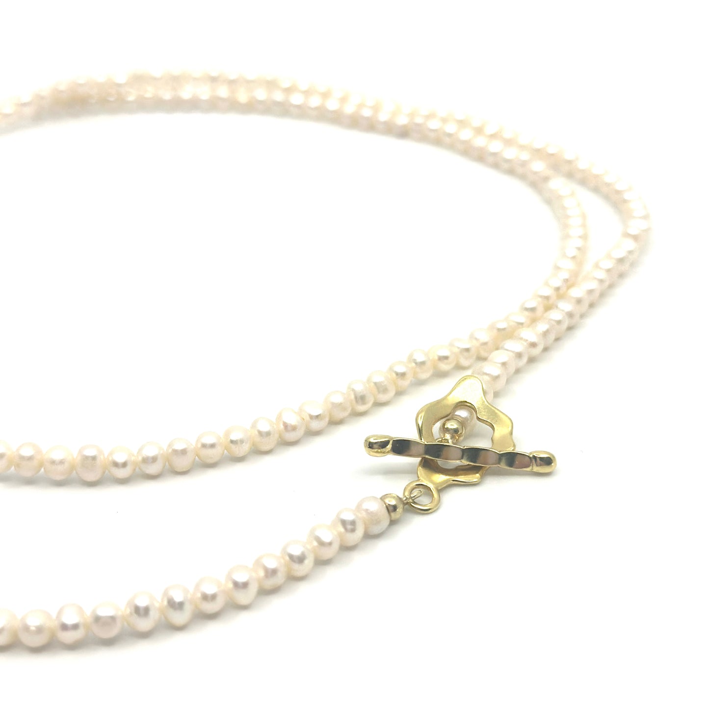 Lang parel ketting met vergulde organische vorm sluiting