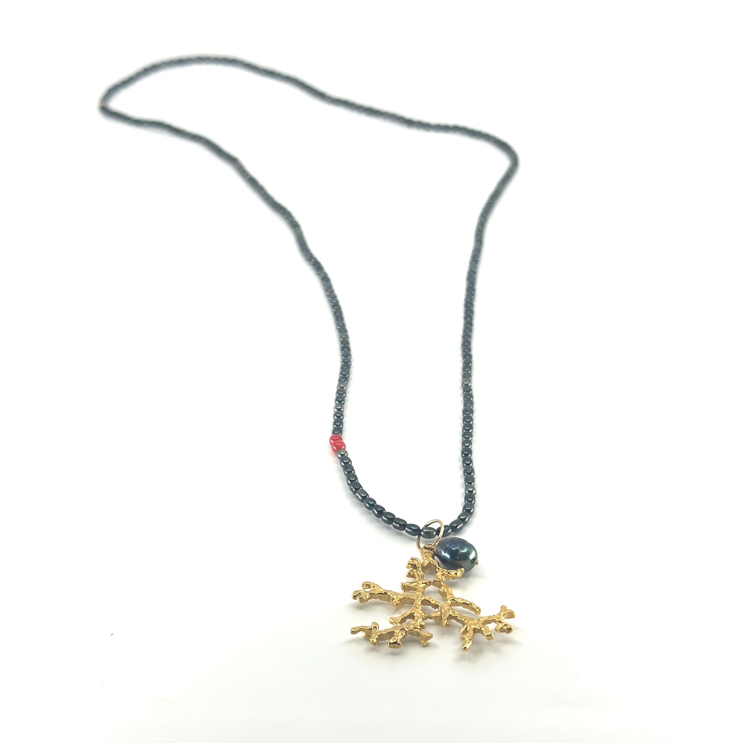 Dark Pearl ketting met vergulde koraal tak.