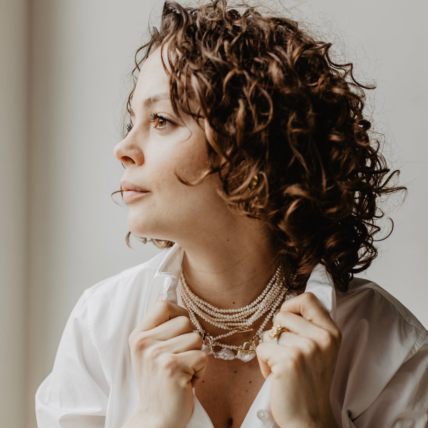 Kort model parel ketting met vergulde organische vorm sluiting
