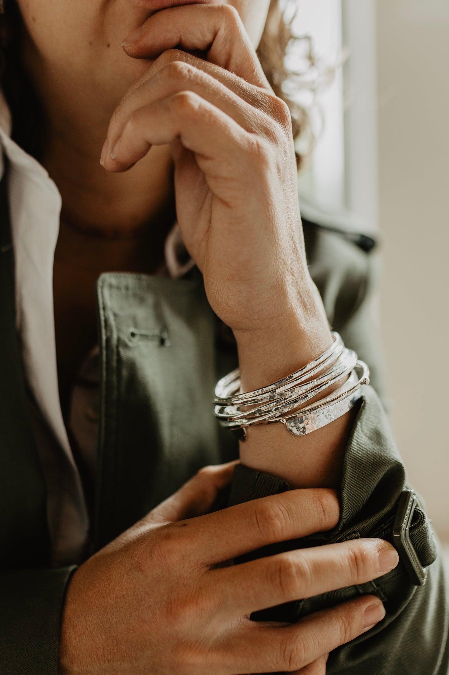 Zilveren gehamerde armband met balletjes