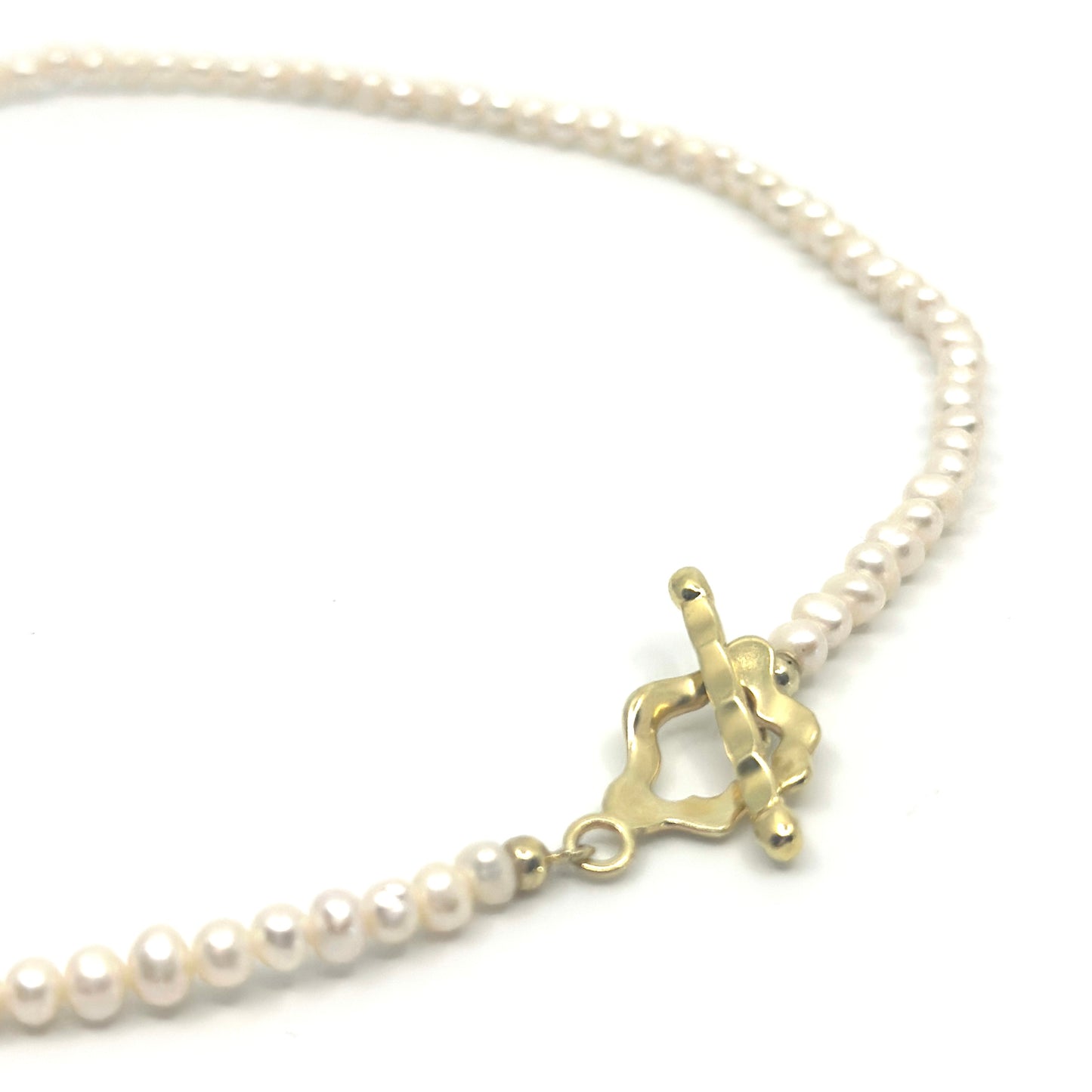 Kort model parel ketting met vergulde organische vorm sluiting