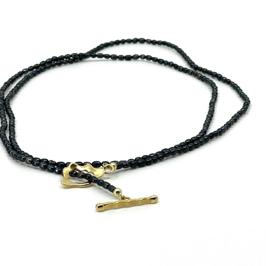 Dark mini parelketting met Vergulde organische vorm sluiting