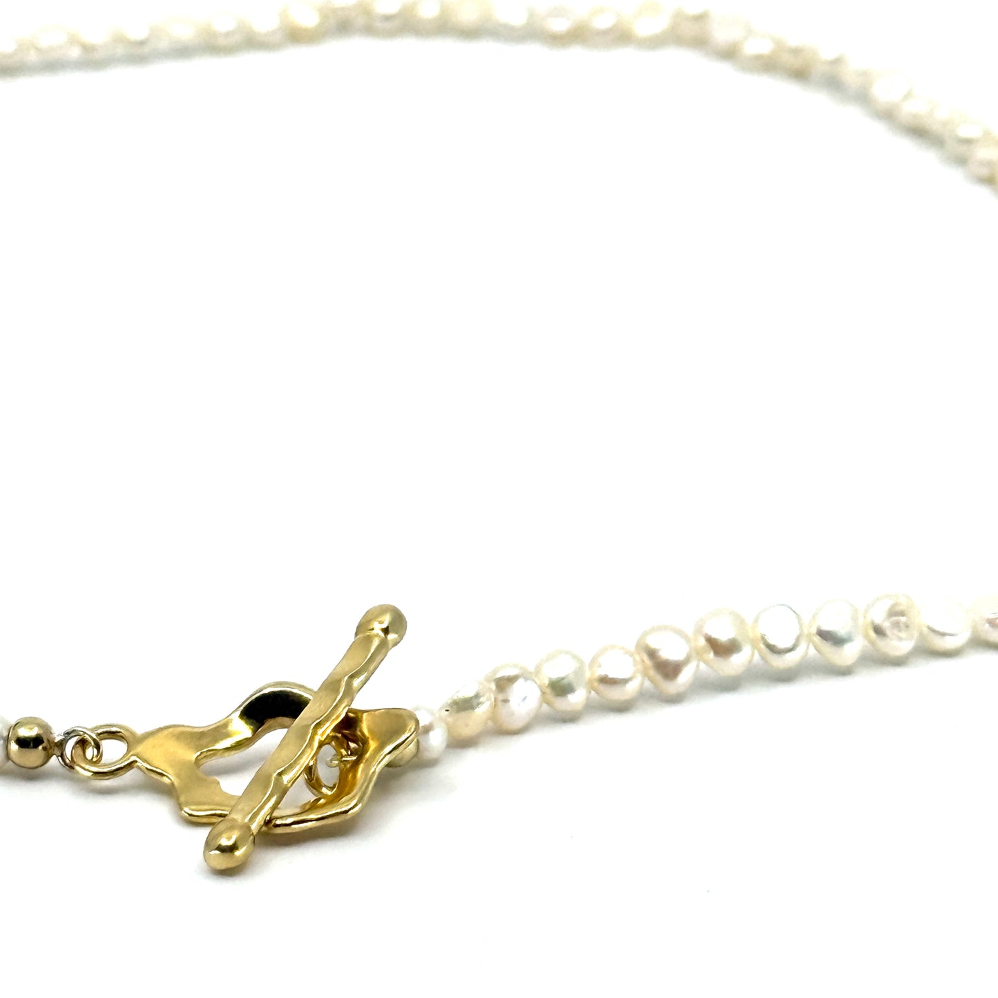 Kort model ketting met mini parels en vergulde sluiting