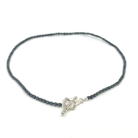 Korte Dark Pearl ketting met zilveren sluiting.