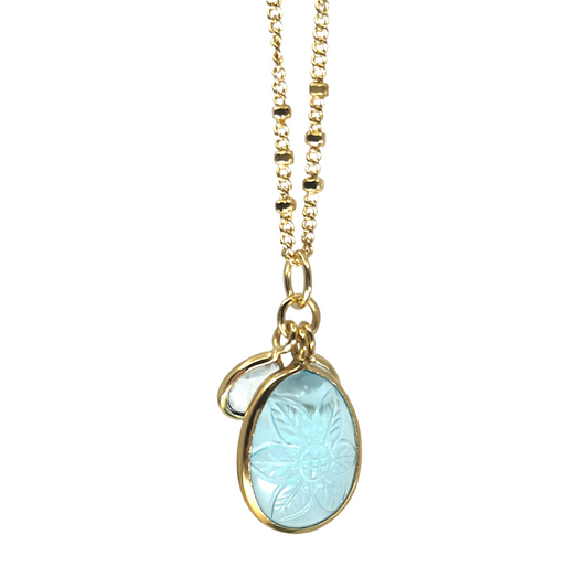 Vergulde ketting met hand bewerkte hanger.