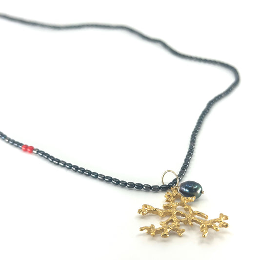 Dark Pearl ketting met vergulde koraal tak.