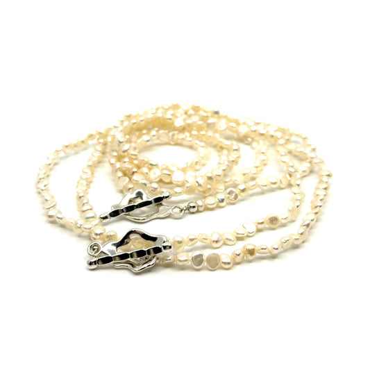 Mini parel ketting met organische vorm zilveren sluiting