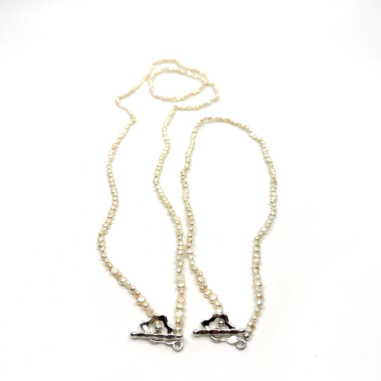 Lange ketting met mini parels en organische vorm sluiting zilver