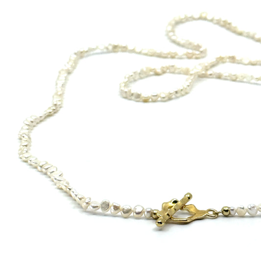 Ketting met mini parels en vergulde organische vorm sluiting .