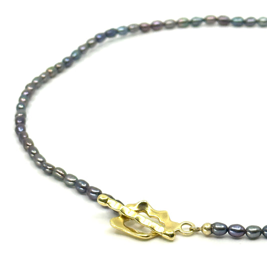 Korte ketting met zilver grijzen color parels en vergulde sluiting