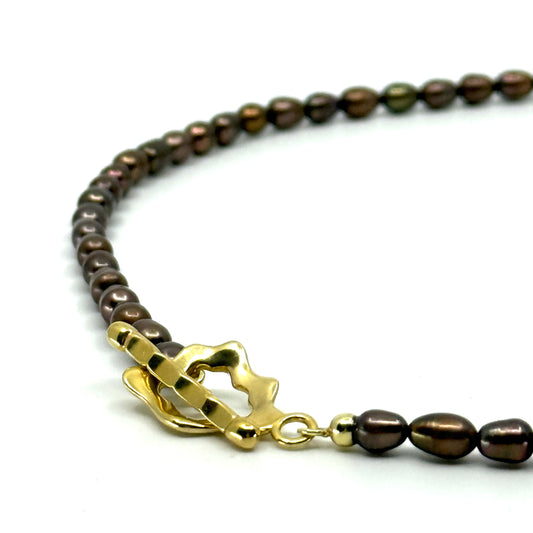 Ketting met bruine parel gecombineerd met vergulde sluiting