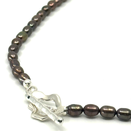 Ketting met bruine parel gecombineerd met zilveren sluiting