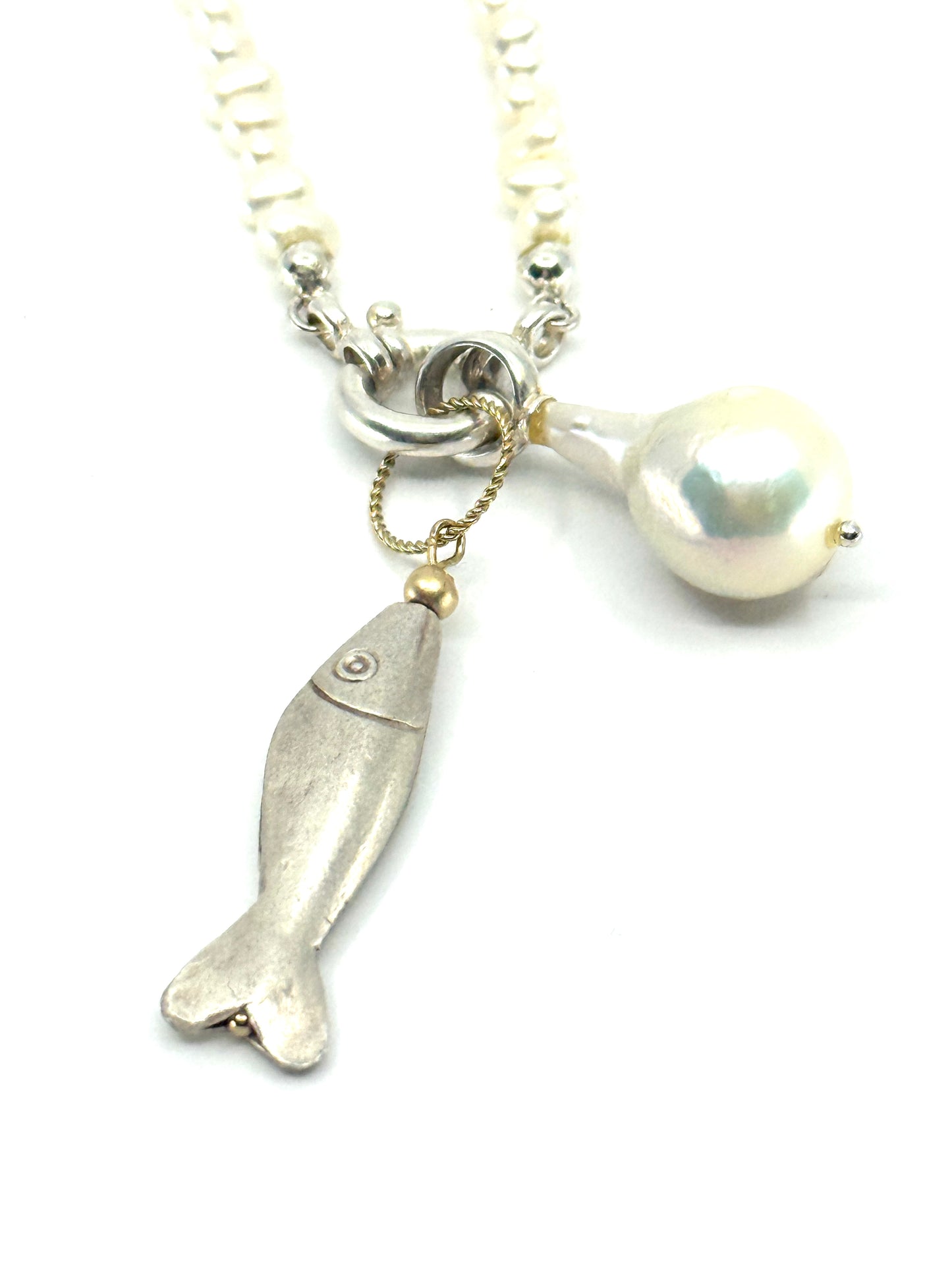 Parel ketting met zilver hand gemaakt Hill Tribe visje.