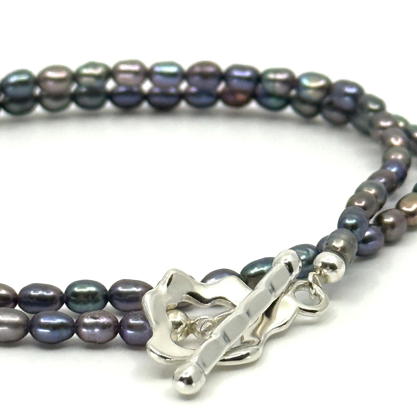 Korte ketting met zilver grijzen color parels en zilveren sluiting