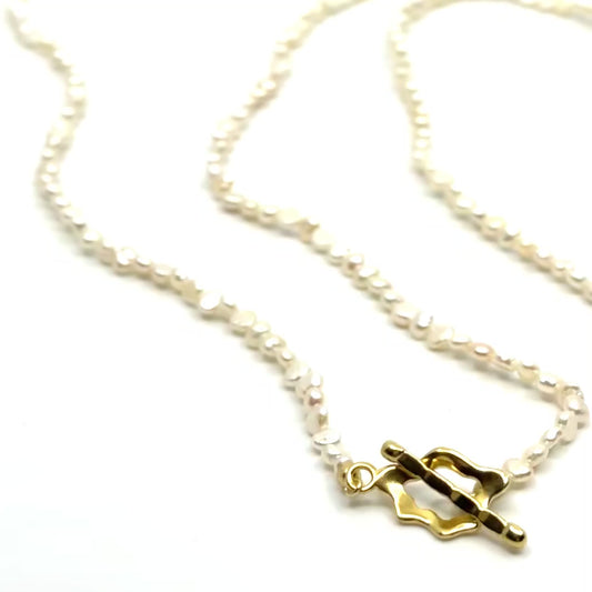 Kort model ketting met mini parels en vergulde sluiting