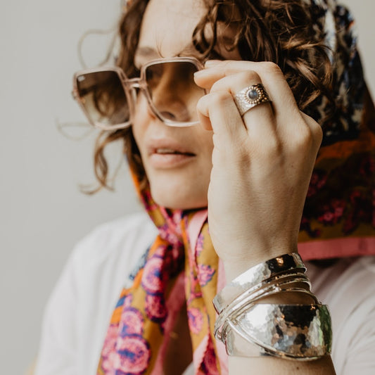 Zilver gehamerde armband breed